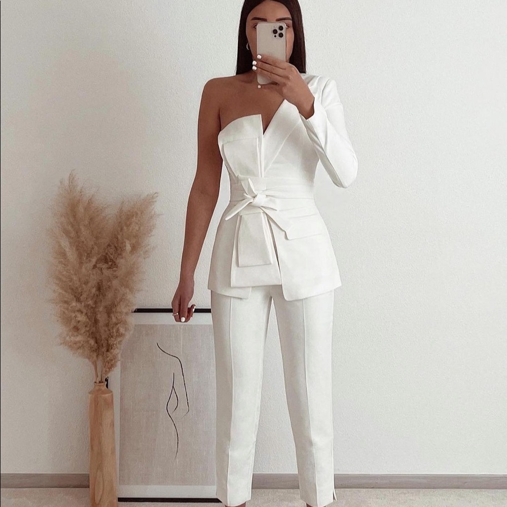 NEW SEASON: Stunning Lavish Alice one shoulder bow jacket with obi belt in white